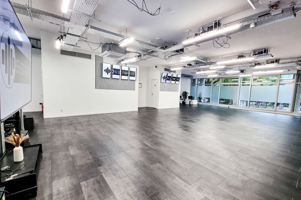 Freie Fläche im 5 STRIPES mit Blick zu Screens und Garderobe