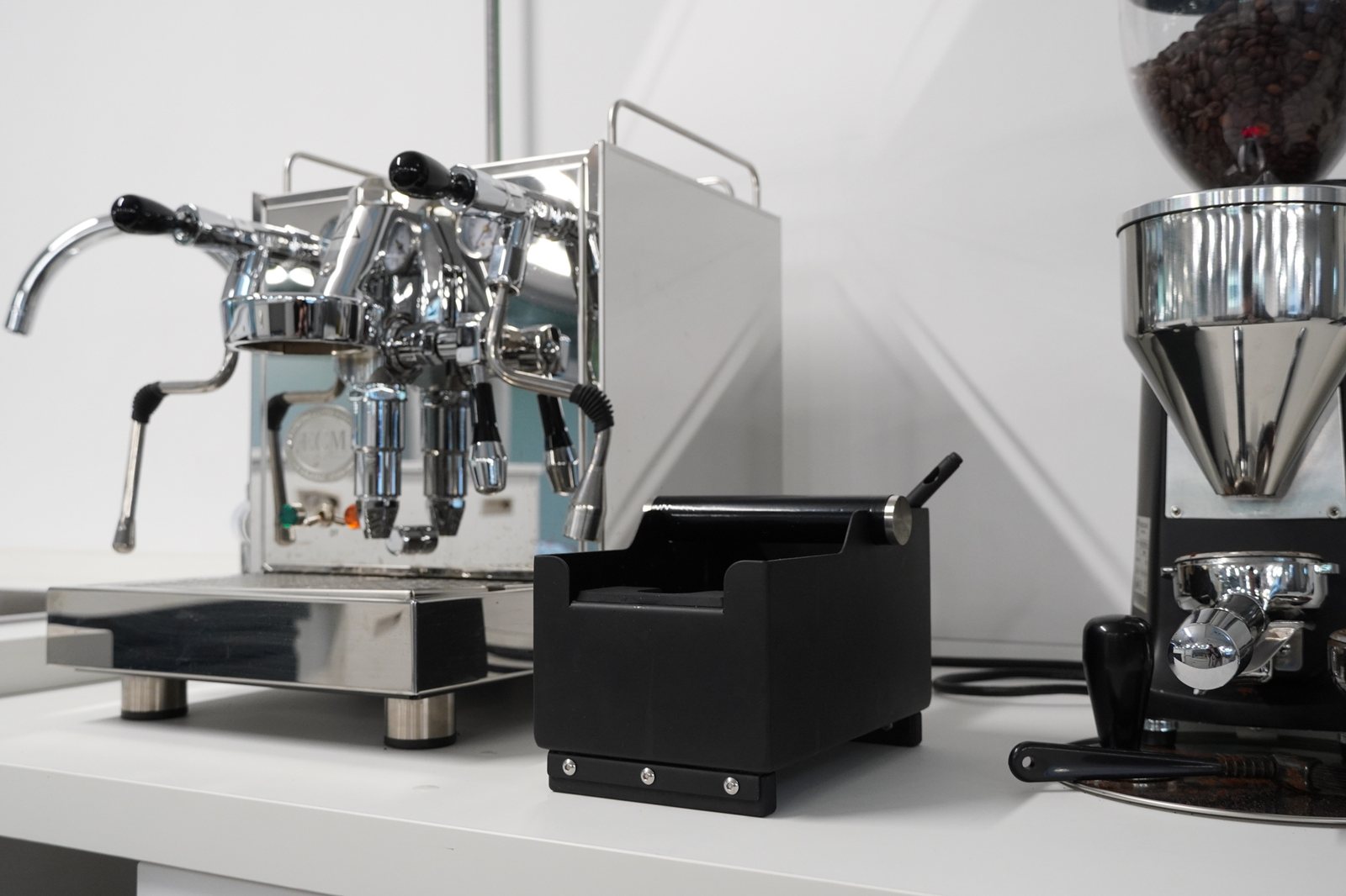 Espressomaschine und Kaffeemühle im Catering-Bereich des 5 STRIPES