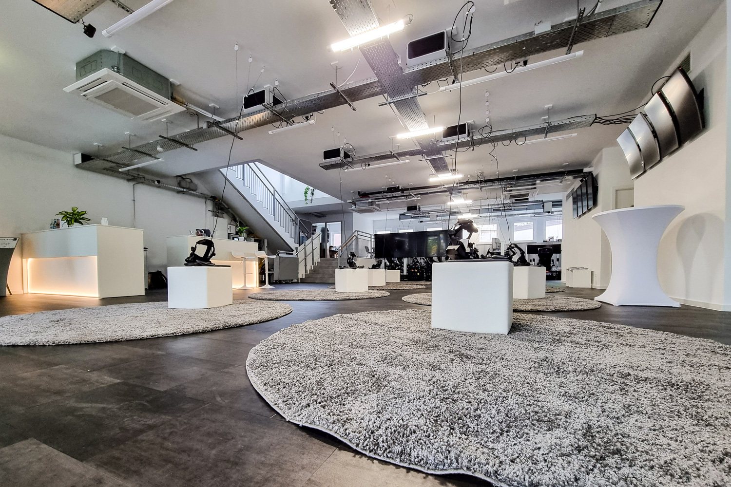 5 STRIPES – Bar, Sitzinseln und Rennfeld in einer Ebene