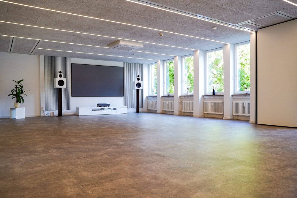 Der Saal mit Leinwand – bereit für deine Rede
