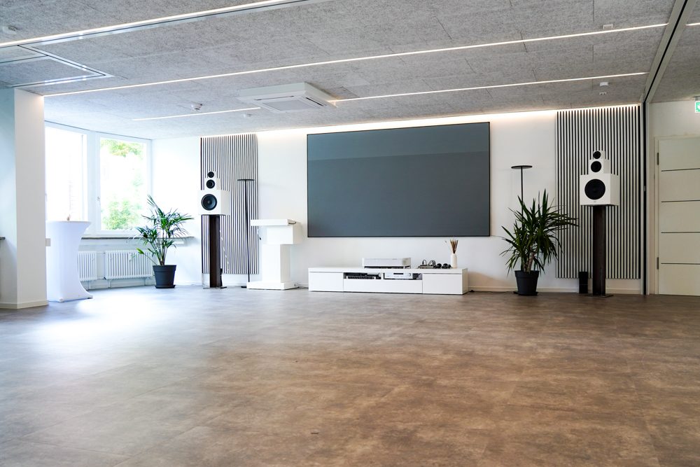 Helle Fläche mit Leinwand und Pflanzen